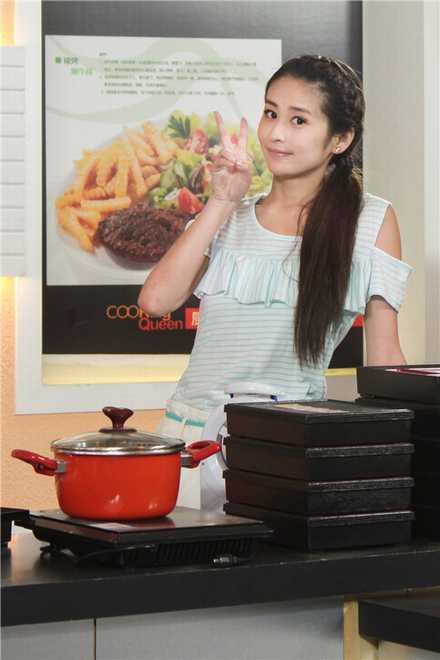 ‘火狐电竞官方网站’汪东城半裸深V性感亮相签唱会 化身完美情人为粉丝热情服务(图3) 火狐电竞