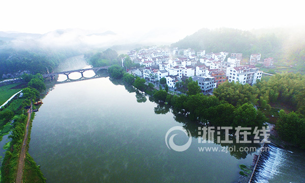 ‘火狐电竞官方网站’汪东城半裸深V性感亮相签唱会 化身完美情人为粉丝热情服务(图2) 火狐电竞官方网站